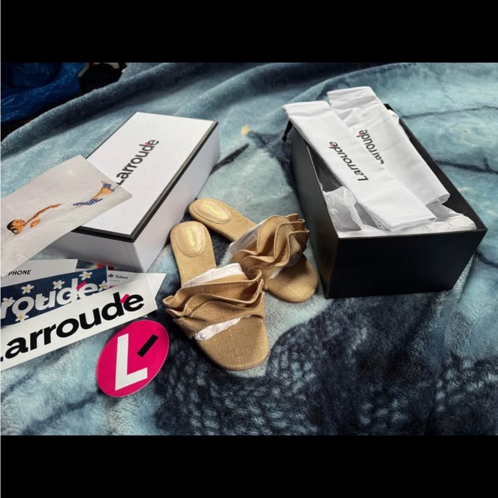 LARROUDÉ designer slippers
Ivy Ruffle Flat Mule In Beige Raffia Size 6